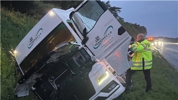 Der verunglückte Sattelzug landete schließlich im Straßengraben.