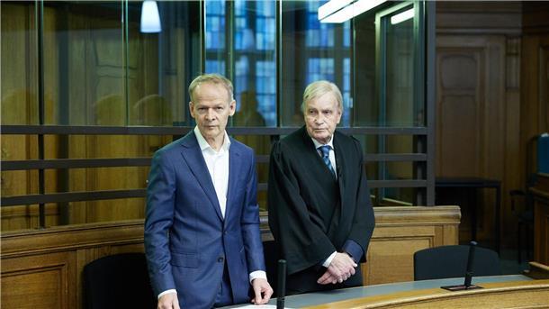 Prozess um Sterbehilfe - Haftstrafe für Arzt Der verurteilte Arzt Christoph Turowski (l) und sein Anwalt im Gerichtssaal 500 des Kriminalgerichts Moabit.