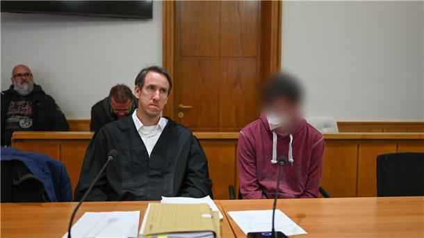 Verurteilter Mörder der elfjährigen Lena erneut vor Gericht  Der verurteilte Mörder (r) der elfjährigen Lena vor Prozessbeginn im Landgericht Oldenburg neben seinem Pflichtverteidiger.