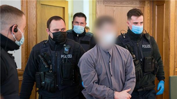 Wilderei-Prozess gegen verurteilten Polizistenmörder Der verurteilte Polizistenmörder Andreas S. (2.v.r) wird von Polizeibeamten in den Gerichtssaal geführt.