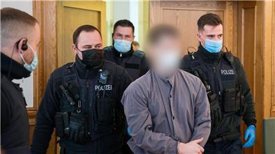 Der verurteilte Polizistenmörder Andreas S. (2.v.r) wird von Polizeibeamten in den Gerichtssaal geführt.