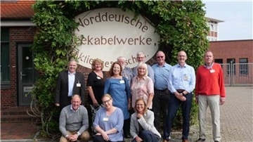 Der Verwaltungsrat der BKK Melitta HMR vorm Pförtnerhäuschen der Norddeutschen Seekabelwerke.