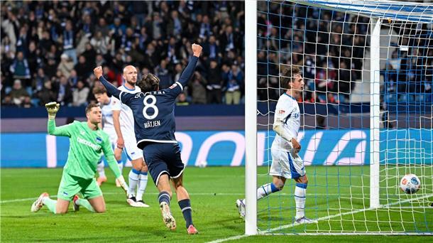 Rösler lacht beim VfL-Einstand - 3:2 gegen Hertha Der VfL Bochum bejubelt seinen zweiten Saisonsieg