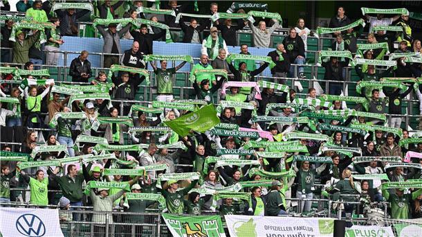 Flaschenwürfe und Verletzte: Platzverweis für 200 Pauli-Fans Der VfL Wolfsburg ist beim Hamburger SV zu Gast.