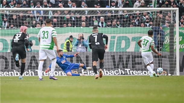 Zwei umstrittene Elfmeter: Siewerts erster Punkt mit Fürth Der Video-Schiedsrichter greift ein - und Julian Green (r) trifft.