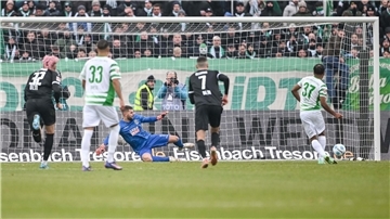 Der Video-Schiedsrichter greift ein - und Julian Green (r) trifft.