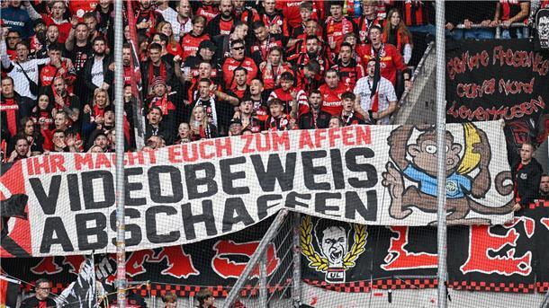 Schiedsrichter-Chef offen für vereinfachten Videobeweis Der Videobeweis ist bei Fans ein Dauer-Aufreger.
