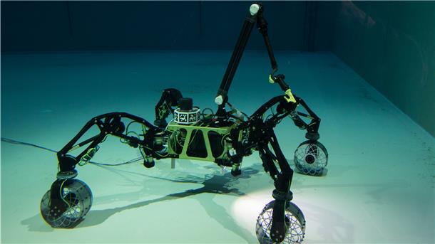 Vierarmiger Unterwasser-Roboter im Schwimmbecken.