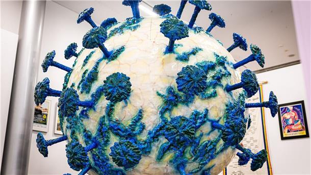 Der Virennachbau ist größer als ein Mensch und zeigt die Struktur von HIV. (Archivbild)