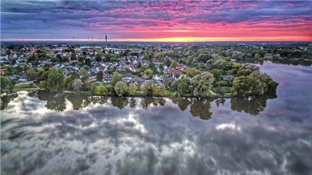 Der Vörder See gehört nicht nur touristisch zu den Perlen Bremervördes. Die Stadtverwaltung lässt derzeit nach den Gründen für die Neigung des Wassers zu Blaualgenbildung „fahnden“.