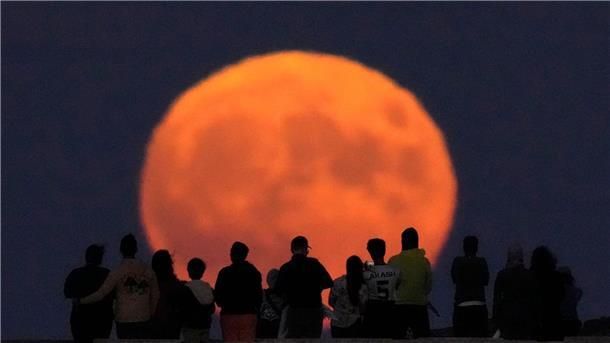 Guter Blick auf zweiten August-Vollmond vor allem im Westen Der Vollmond erhebt sich über dem Lake Michigan.