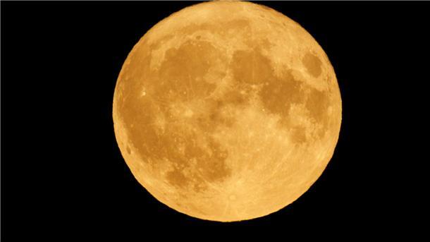 Erneut großer Vollmond am Nachthimmel im August Der Vollmond war Anfang August über dem Tempelhofer Feld zu sehen.