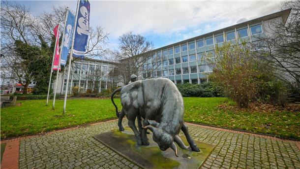 Der Vorplatz der Volkshochschule Bremerhaven soll bis zum Sommer umgebaut sein. Die Skulptur „Störrischer Bulle mit Bauer“ aber bleibt.