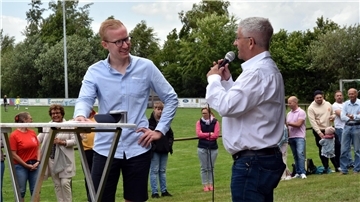 Der Vorsitzende des FC Nordheide, Johannes Schröder (links), wurde für seine vorbildlichen Leistungen mit dem Ehrenamtspreis des DFB ausgezeichnet.