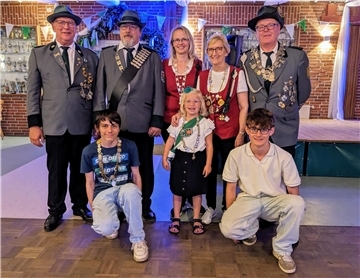 Der Vorsitzende des Hagener Schützenvereins, Hannes Holze (links), begrüßt das neue Königshaus. Es regieren jetzt: Uwe Karas, Anja Plate, Bärbel Wendtland und Wolfgang Hüllen; vorn grüßen Fabian Brüggemann, Jola Kiesling und Luca Segelken.