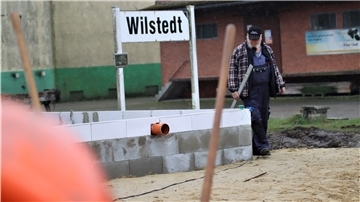 Der Vorsitzende des Heimatvereins Wilstedt Karlheinz Wobbe auf der Baustelle am Heimathaus.