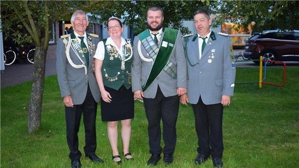 Ostendorfer Schützen feiern gelungene Nachfeier  Der Vorsitzende des Ostendorfer Schützenvereins Wilfried Lütje (links), und sein Stellvertreter Thomas Schwarzbach (rechts) freuen sich mit den neuen Vizemajestäten Jennifer Quell und Maurice Hoops.