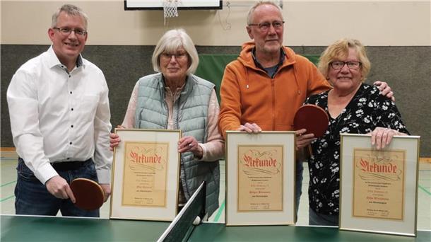 TTC Waddens hofft auf Zuwachs an Aktiven an jungen Tischtennisspielern Matthias Früchtl, Elke Reiners, Holger Beermann und Edda Wiechmann
