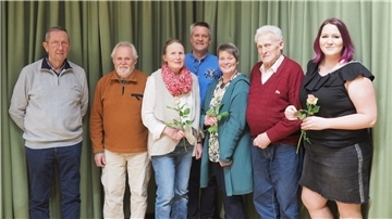 Gruppenfoto des Vorstands des Holßeler Heimat- und Dorfverschönerungsverein mit dem jüngsten und dem ältesten Mitglied im Verein