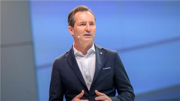 Der VW-Markenchef Thomas Schäfer begründet die Einstellung des Modells Up mit neuen Regeln für die Cybersecurity in Neuwagen.