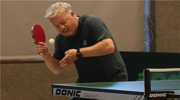 Rainer Gallasch spielt Tischtennis