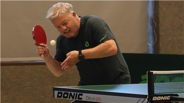 Rainer Gallasch spielt Tischtennis