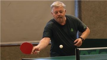 Rainer Gallasch spielt Tischtennis
