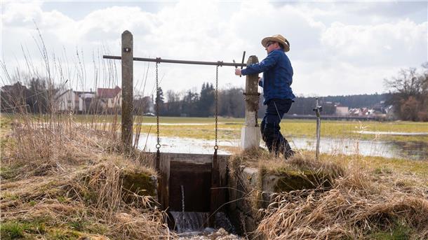 Traditionelle Bewässerung wird immaterielles Kulturerbe Der Wässerer Jürgen Zwingel öffnet eine Schleuse eines Wässergrabens im Ortsteil Reichelsdorf: Die Traditionelle Wiesenbewässerung ist von der Unesco zum immateriellen Kulturerbe ernannt worden.