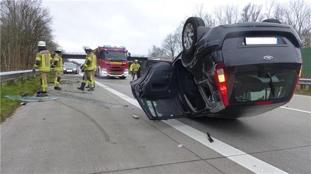 Der Wagen einer 46-jährigen Cuxhavenerin liegt nach einem Unfall auf der Autobahn 27 auf dem Dach. Die Frau wurde schwer verletzt. Gleiches gilt für die 83 und 89 Jahre alten Insassen des zweiten beteiligten Autos. Der Unfall hatte sich am Mittwoch zwischen den Anschlussstellen Bremerhaven-Überseehäfen und Debstedt ereignet.
