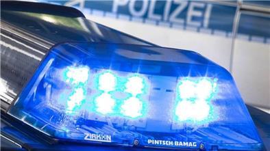 Der Wagen erfasste einen 18-jährigen Fußgänger, der in stockfinsterer Nacht auf der Fahrbahn ging.
