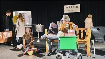 Der Wahlpflichtkurs (WPK) „Darstellendes Spiel“ des 7. Jahrgangs führte beim Gottesdienst ein Theaterstück auf. 
