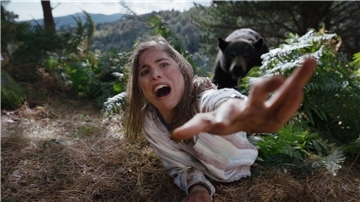 Der Wald ist ein gefährlicher Ort: Elsa (Hannah Hoekstra) und der Bär.
