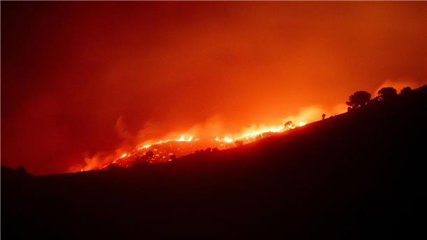Waldbrände zerstören Tausende Hektar in Spanien und Portugal Der Waldbrand in der Nähe von Portbou in Katalonien konnte weitgehend unter Kontrolle gebracht werden.
