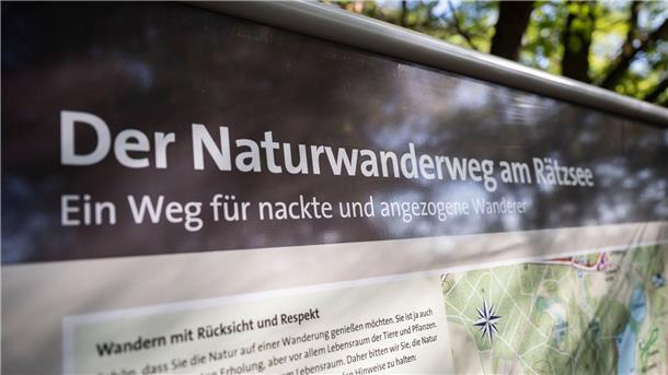 Der Wanderweg liegt in der Gemeinde Wustrow an der Mecklenburgischen Seenplatte.