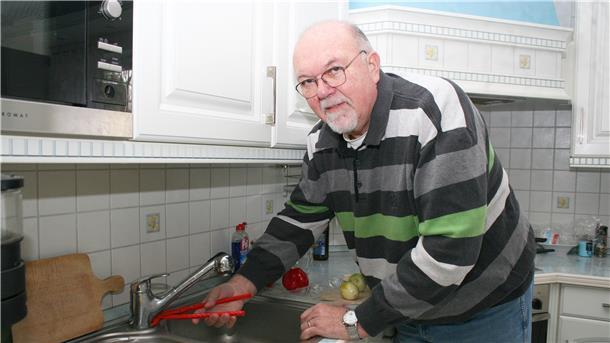 Der Wasserhahn geht nicht. Hier hilft Hartwig von Oehsen bei seiner ehrenamtlichen Tätigkeit für den Verein „Bürger helfen Bürgern“ – eines seiner vielen Ehrenämter.