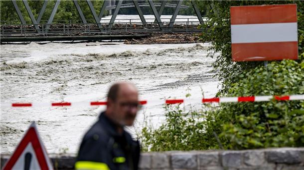 Drei Vermisste nach Unwettern in der Schweiz Der Wasserstand der Rhone hat sich nach den heftigen Unwettern vom Vortag verringert.