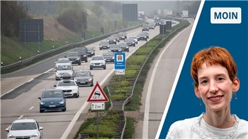 Zweispurige Autobahn mit Autos und grünem Mittelstreifen
