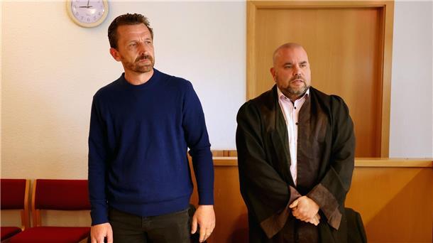 Mutmaßlicher „Trauerschwindler“ vor Gericht Der wegen Betrugs angeklagte Bestattungsunternehmer (l) und sein Verteidiger im Amtsgericht Rostock.