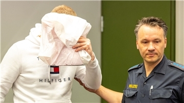 Der wegen Mordes an zwei Patienten angeklagte Krankenpfleger (l) ist zu lebenslanger Haft verurteilt worden.