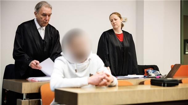 Vater soll fünf Wochen altes Baby umgebracht haben Der wegen Totschlags angeklagte Mann (m.), der seine fünf Wochen alte Tochter umgebracht haben soll, in einem Gerichtssaal in München.