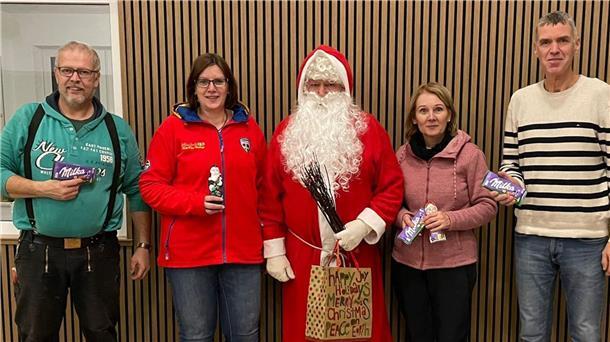 Der Weihnachtsmann bedachte die TSG-Vorstandsmitglieder (von links) Volker und Sonja Bliefernich, Tanja Thielemann und Gerd Timmermann mit Süßigkeiten.