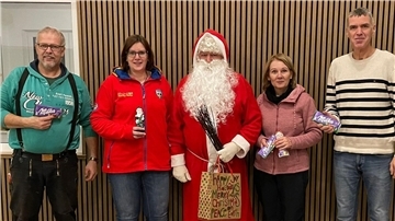 Der Weihnachtsmann bedachte die TSG-Vorstandsmitglieder (von links) Volker und Sonja Bliefernich, Tanja Thielemann und Gerd Timmermann mit Süßigkeiten.