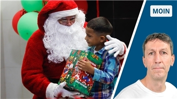 Der Weihnachtsmann schenkt einem Kind etwas