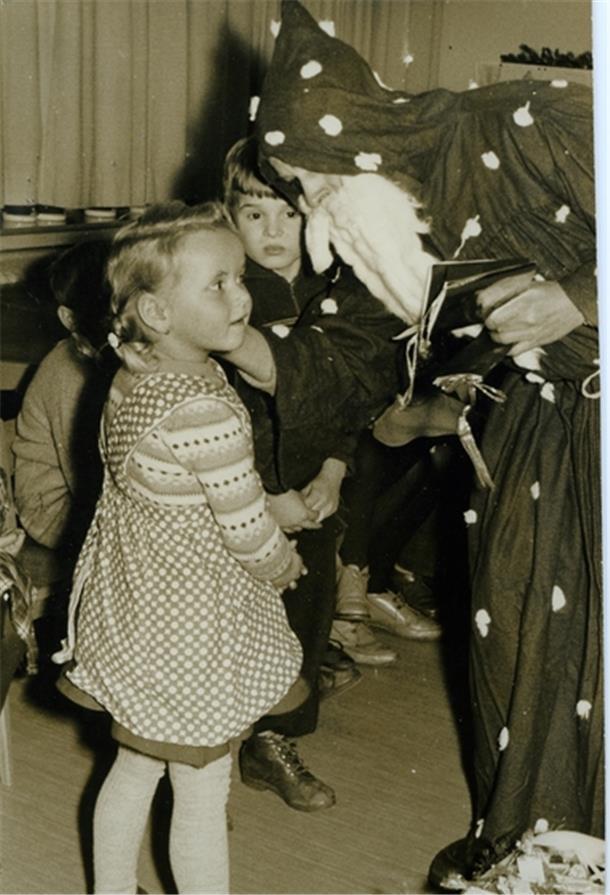 Der Weihnachtsmann hatte 1960 offenbar eine kalte Reise zum Awo-Kindergarten. Das verraten die dicken Schneeflocken auf dem Mantel.