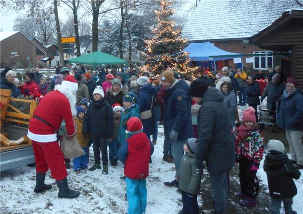 Adventszauber in Glinstedt: Weihnachtsmann kommt mit Trecker und Anhänger Der Weihnachtsmann hatte für jedes Kind ein kleines Präsent dabei.