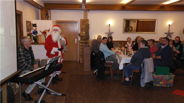 Adventsstimmung bei der Feuerwehr in Selsingen  Der Weihnachtsmann höchstpersönlich stattete der Feuerwehr Selsingen bei ihrer Adventsfeier einen Besuch ab.