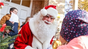 Der Weihnachtsmann im brandenburgischen Himmelpfort hat in diesem Jahr wieder Hunderttausende Weihnachtswünsche erhalten.