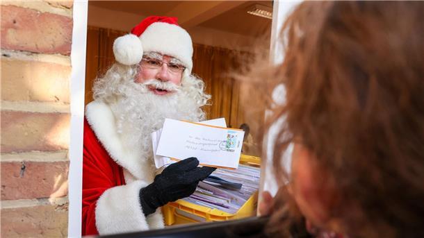 Wünsche an das Christkind: Opa sollen Haare wachsen Der Weihnachtsmann in Himmelpfort.