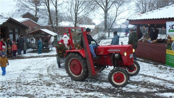 Adventszauber in Glinstedt: Weihnachtsmann kommt mit Trecker und Anhänger Der Weihnachtsmann kam mit Trecker und Anhänger angereist, um die Kinder zu beschenken.