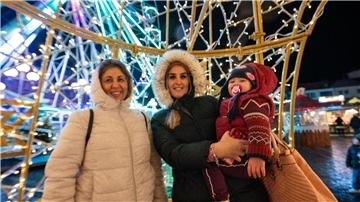 Der Weihnachtsmarkt 2023 in der Bremerhavener Innenstadt ist eröffnet: Sehr zur Freude von Oma Dina, Mama Susanna und Baby Maria aus Portugal, die sofort Fotos in der schimmernden Lichterpyramide auf dem Theodor-Heuss-Platz machen.